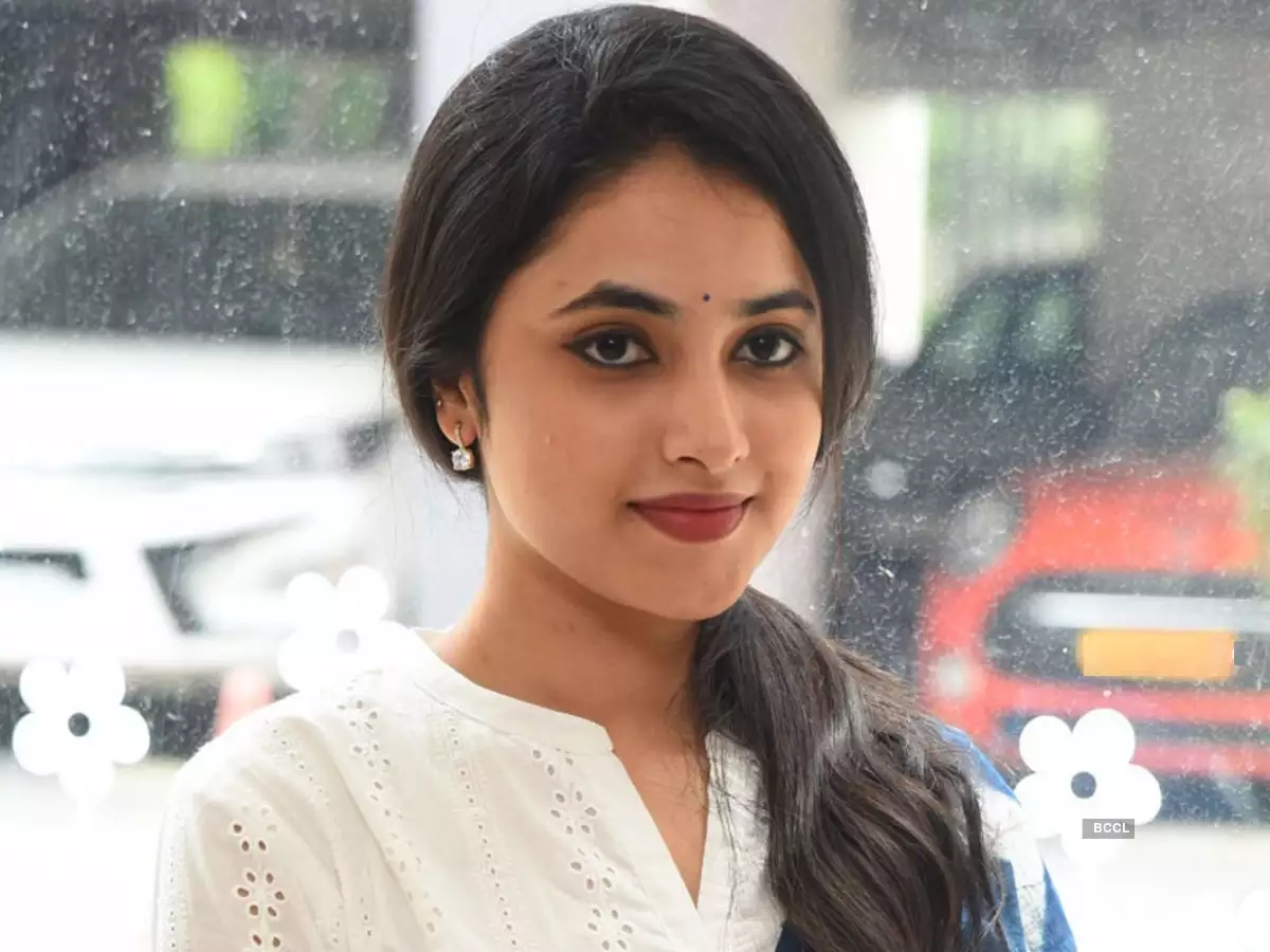 Priyanka-Arul-Mohan-16